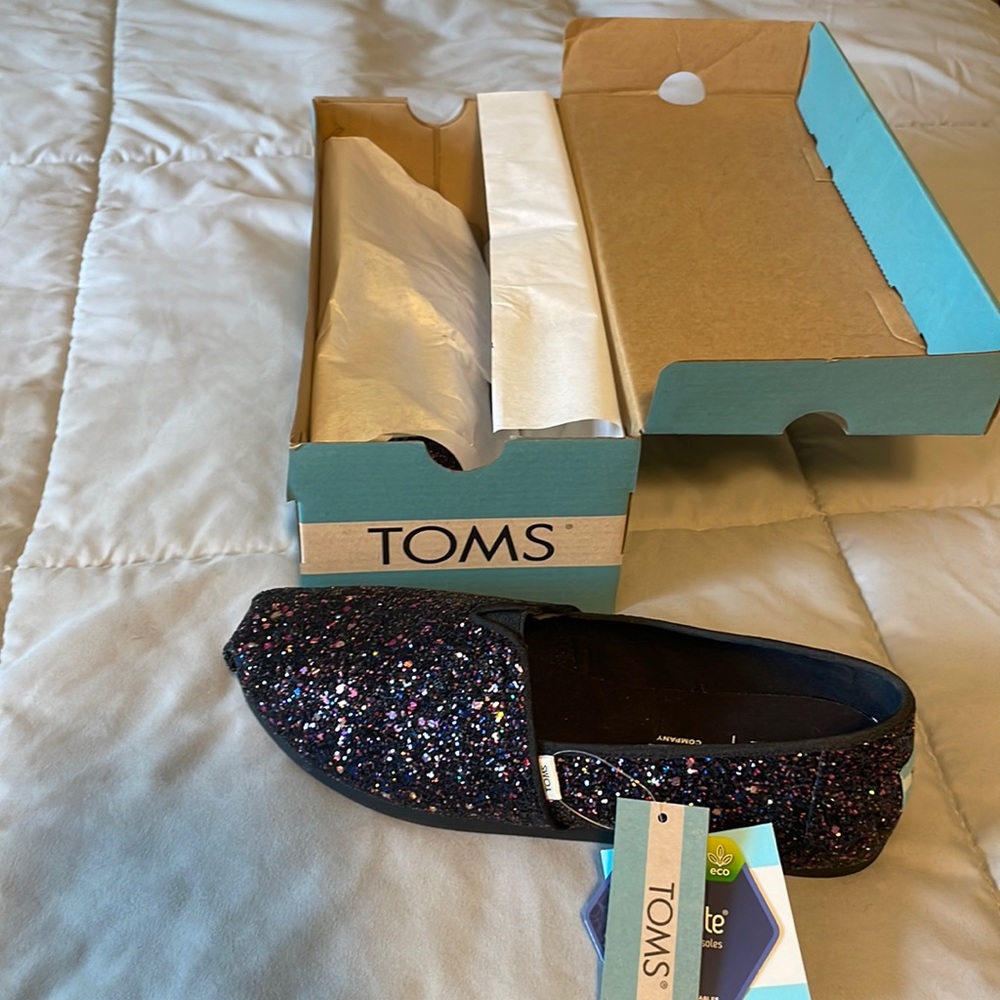 NEW IN BOX! Toms size 7